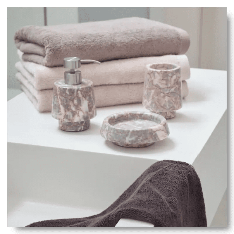 Elegante Badaccessoires aus Marmor, Seifenspender und weiche Handtücher, für eine luxuriöse Badezimmerdekoration