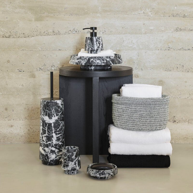 Elegantes Badaccessoires-Set 'Orion' von Aquanova aus schwarzem Marmor, ideal für ein modernes und luxuriöses Badezimmer