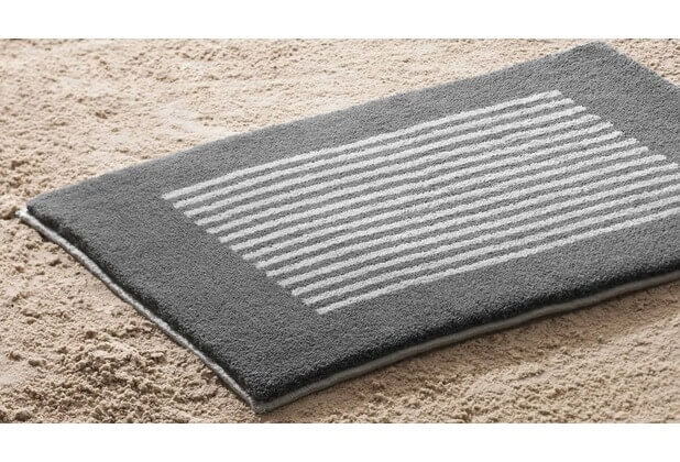 Badezimmerteppiche Linea von Rhomtuft, Maßanfertigung, modern: Klare Linien für Ihr Badezimmer – diese maßgefertigten Badezimmerteppiche von Rhomtuft mit Linea-Muster sind ein modernes Highlight.