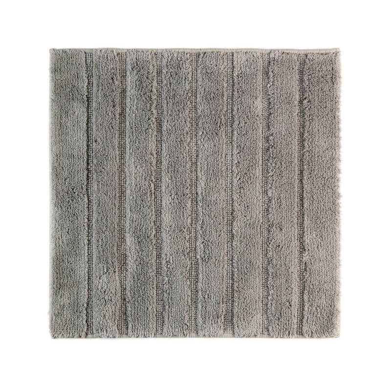 Grauer Baumwoll-Badezimmerteppich California Slatgrey, rutschfest und mit stilvoller Hoch-Tief-Struktur.