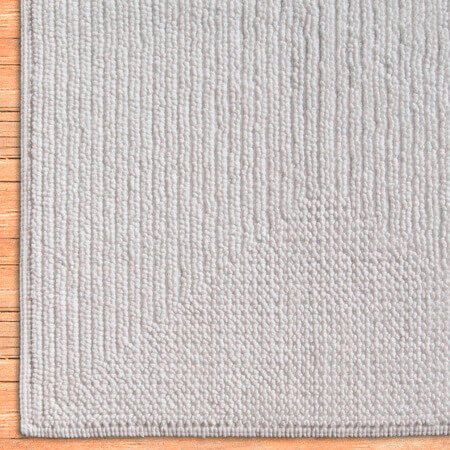 Weißer Strick-Badvorleger: Weiche, gestrickte Badezimmermatte für mehr Komfort.
