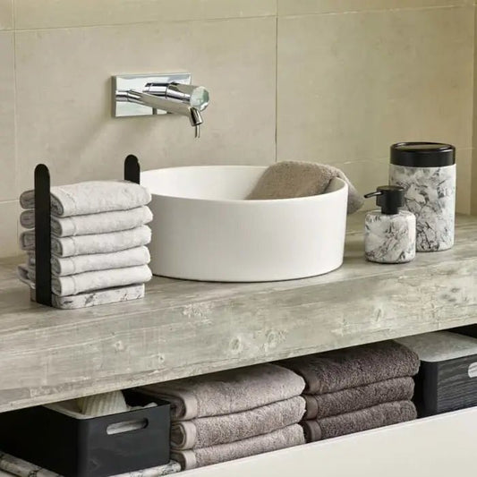Weißer Marmor Gästehandtuchhalter und Tischeimer Nero im luxuriösen Badezimmer
