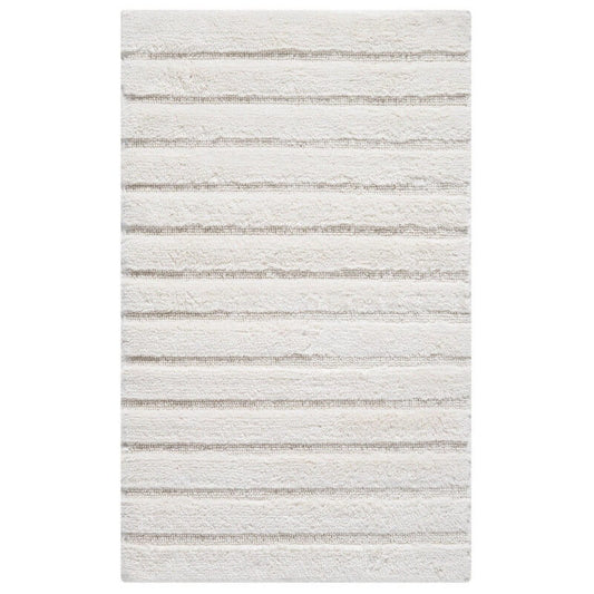 Baumwoll-Badteppich California in elegantem Ivory, mit weichen Hoch-Tief-Streifen und rutschfester Unterseite für Komfort und Sicherheit.