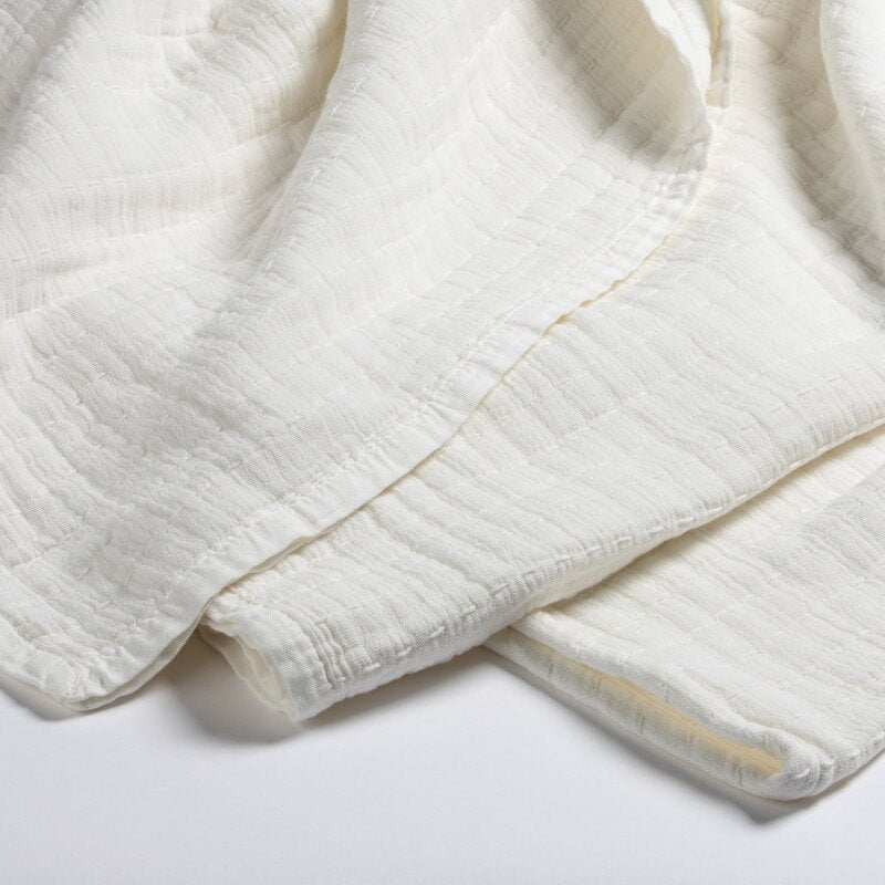 Baumwoll-Tagesdecke "Padua" von Evelyn Kahle: Der Bettüberwurf in Offwhite mit Ziernaht im Knitter-Look ist eine stilvolle Tagesdecke.