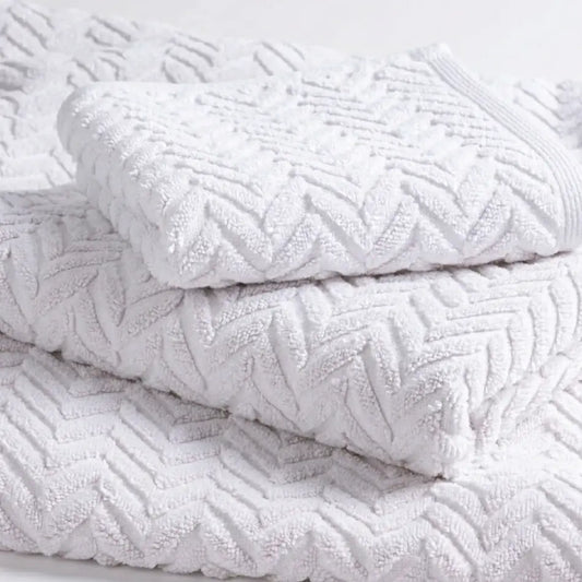 Baumwollhandtuch Fog Chevron in Weiß von Kahle mit modernem Zickzack-Muster – weich und stilvoll für Badezimmer und Gäste-WC.