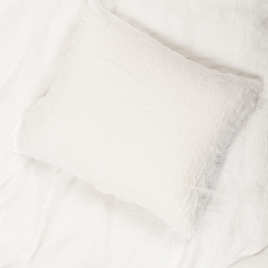 Zweiseitige Haptik: Die Bettwäsche/Kissenbezüge Belle in Weiß von Passion for Linen bestechen durch ihre zweiseitige Haptik aus Leinen und Baumwollsatin.