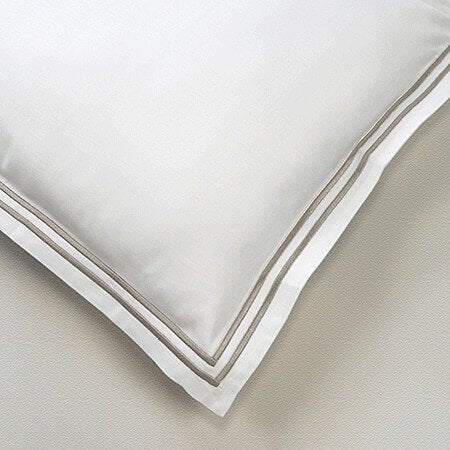 Bettwäsche Louvre von Evelyn Kahle, Satin-Baumwolle mit Zierstich in Cappuccino, luxuriöser Schlafkomfort für stilvolle Nächte.