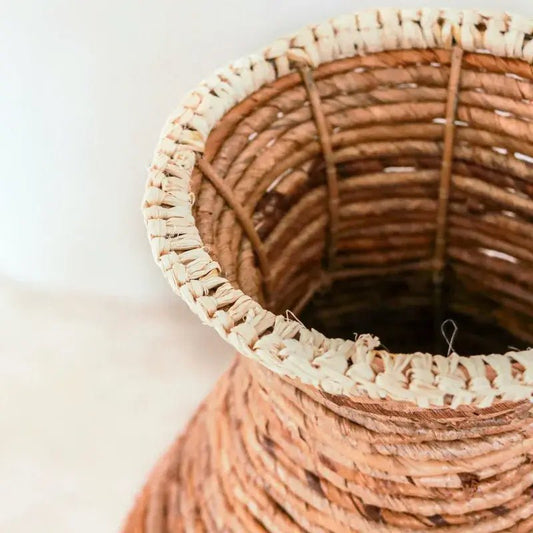 Detailaufnahme der handgeflochtenen Bananenfaser der Bodenvase Tumbak.