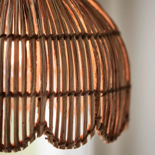Pendelleuchte "Pia" von PR Home: Der kleine Jute-Leuchtenschirm im Boho-Stil mit Bogenform (24cm) ist eine stilvolle Leuchte.