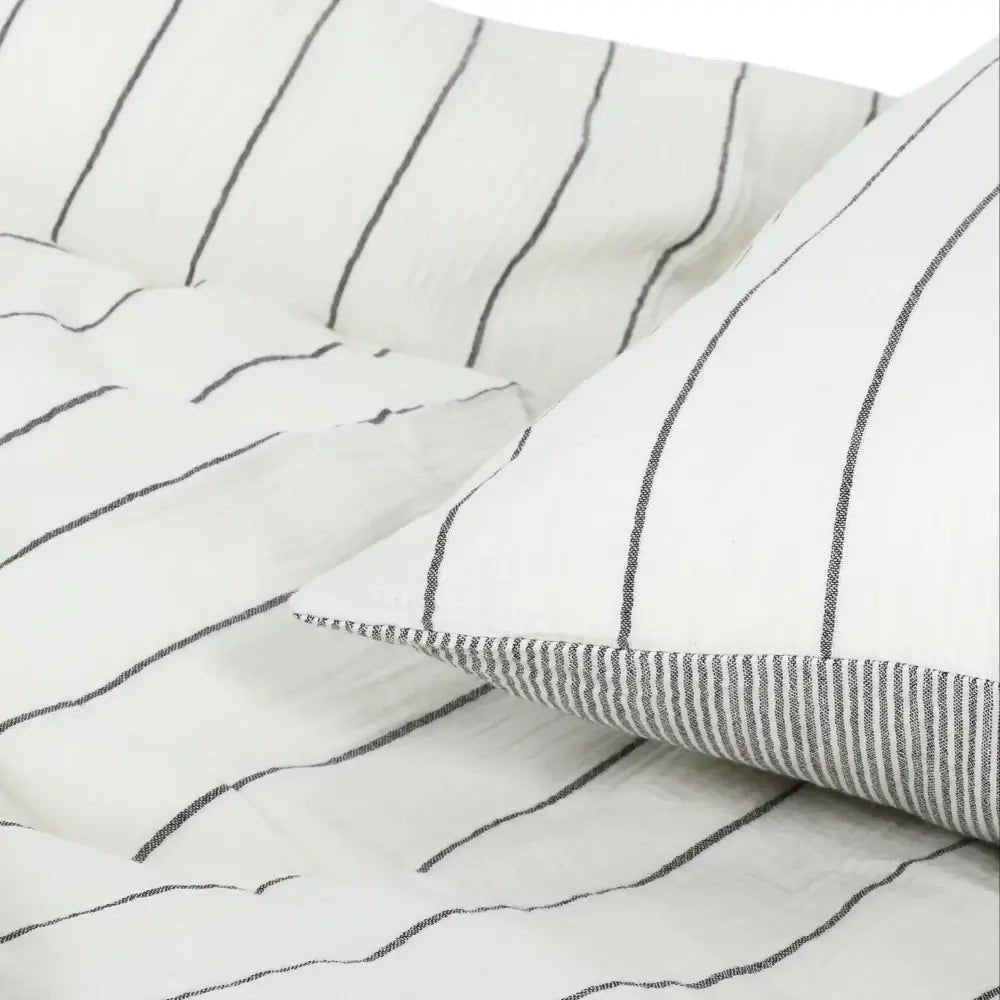 Bügelfreie Bettwäsche aus Musselin-Baumwolle mit feinen grauen Streifen – weich, atmungsaktiv und pflegeleicht für ein gemütliches Schlafzimmer.