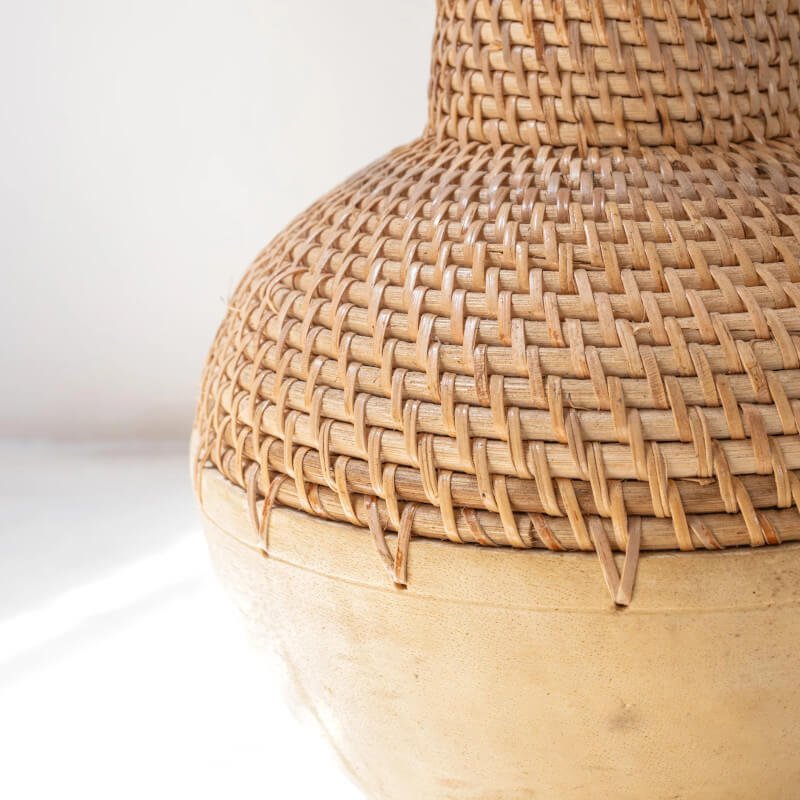 Dekovase "Kamari" aus Rattan und Holz: Die Vase ist ein stilvolles Dekorationsobjekt.