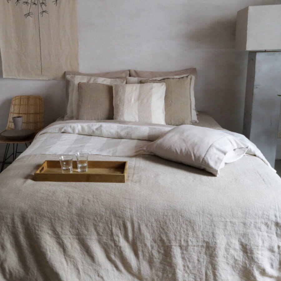 Gestreifte Leinen-Bettwäsche, Offwhite-Beige: Hochwertige Leinenbettwäsche mit Streifenmuster in natürlichen Farben.