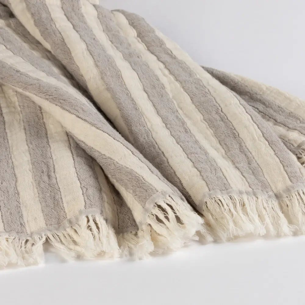 Gestreiftes Plaid Stripes in Natur Grau von Evelyn Kahle aus Baumwolle mit Fransen – weiche und stilvolle Wohndecke für ein gemütliches Zuhause.