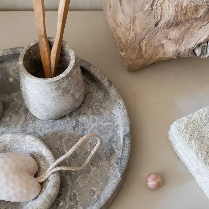 Große runde Ablage Conor in Greige aus Marmor in Beige-Grau – hochwertiges und stilvolles Wohn- und Badezimmeraccessoire.