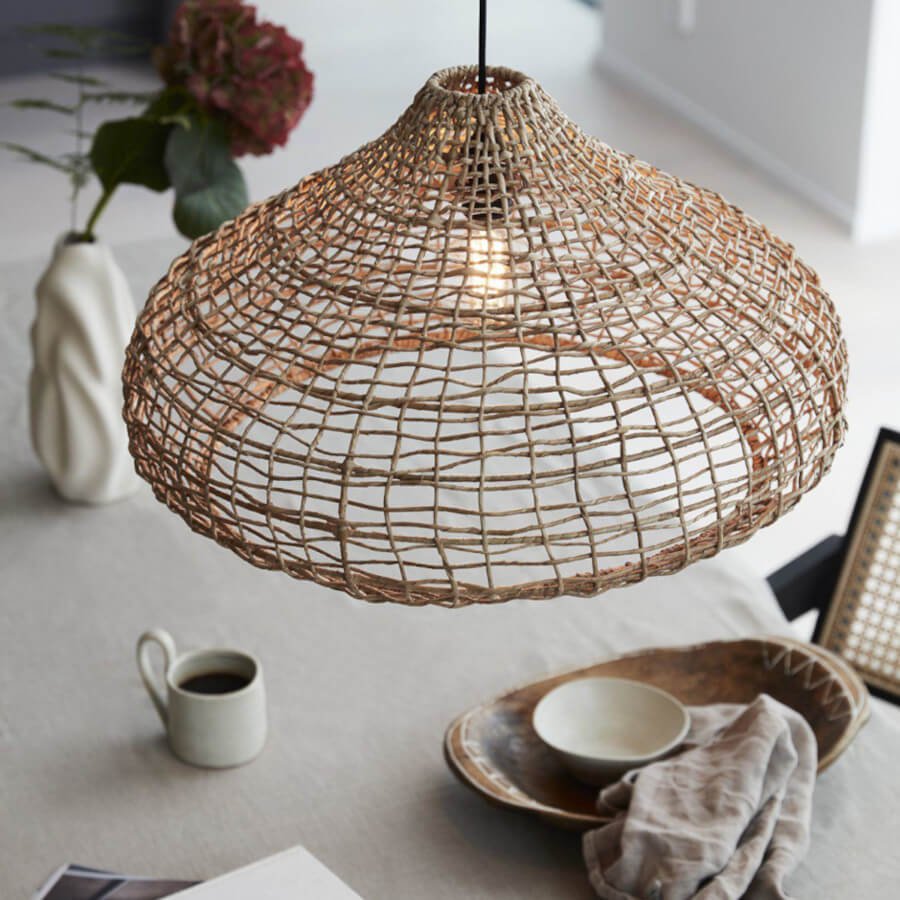 Große, organisch geformte Boho-Pendelleuchte: Die Hängelampe "Mira" von PR Home ist ein stilvoller Blickfang.