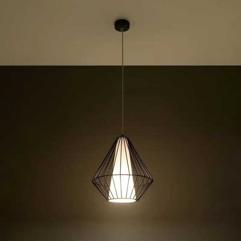 Beleuchtete schwarze DEMI Drahtkorb-Hängelampe mit warmem Licht für Wohn- und Esszimmer.