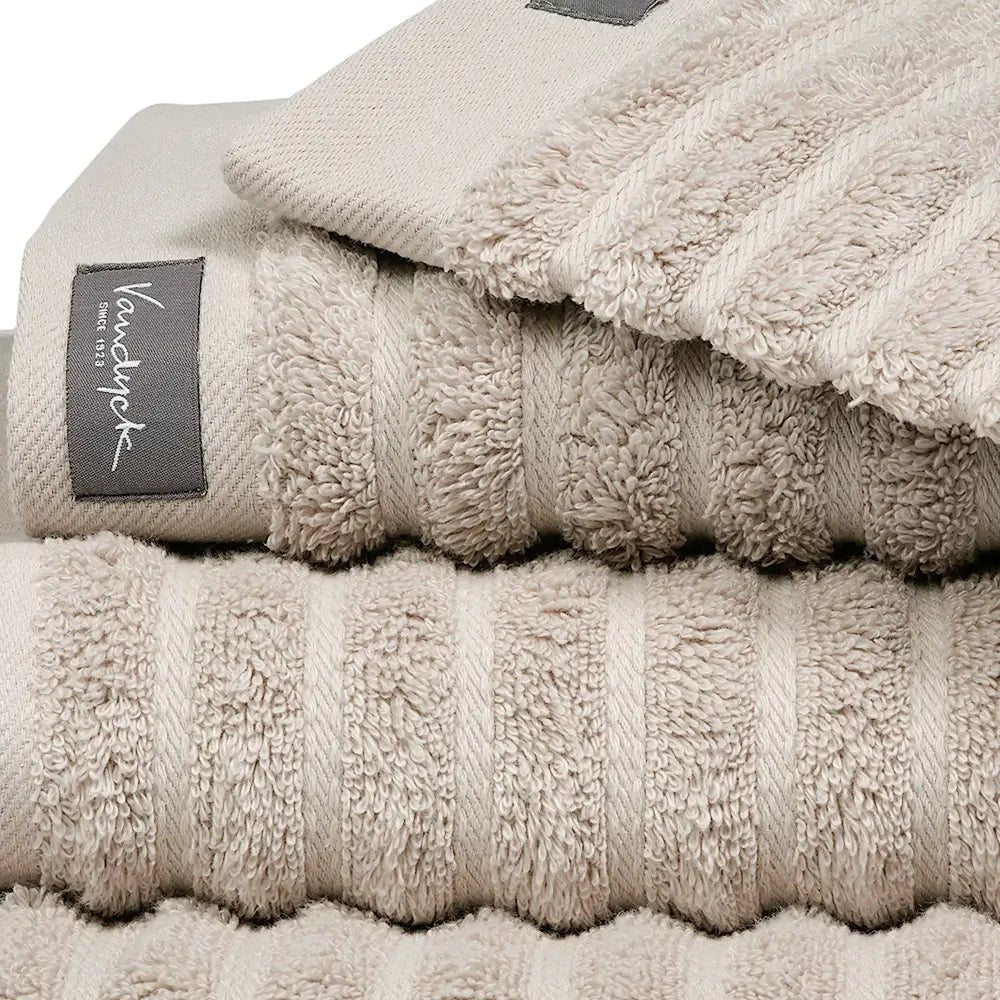 Handtuch Wellness Wave in Stone Greige von Vandyck aus natürlicher Baumwolle mit moderner Struktur für ein stilvolles Badezimmer.