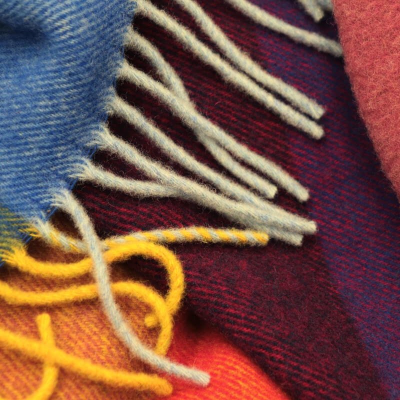 Hochwertige Kaschmirdecke "Bright Square" von Biederlack: Die bunte Karos-Sofadecke mit Fransen ist eine stilvolle Decke.