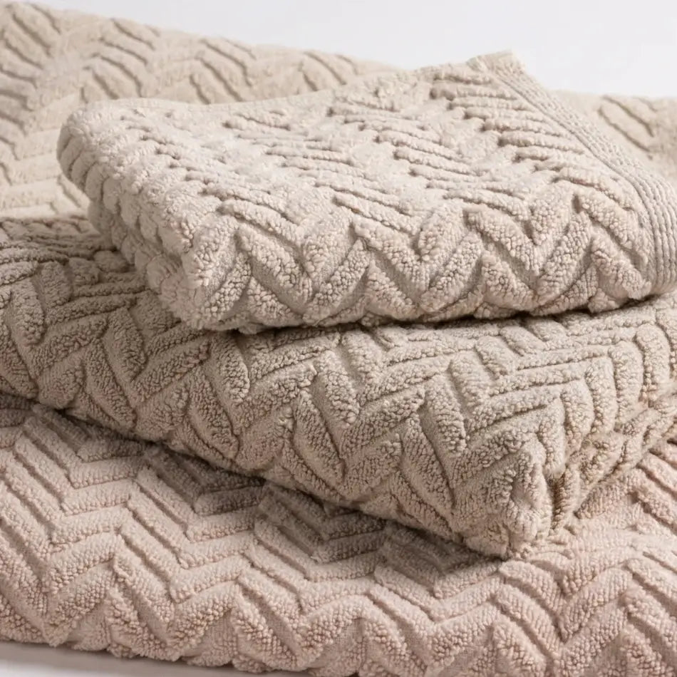 Hochwertiges Baumwollhandtuch Fog Chevron von Kahle mit modernem Zickzack-Muster – stilvoll und weich für das Badezimmer.
