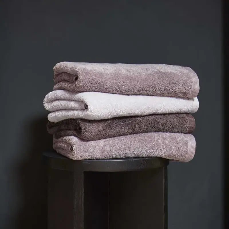 Handtuch-Set "London" in Malve, Calla und Prunus: Das hochwertige Handtuch-Set von Aquanova ist weich und pflegeleicht.