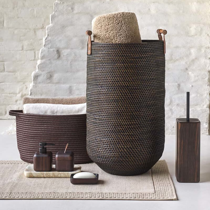 Hochwertige Rattan-Serie Cino in Pecan Dunkelbraun von Aquanova – stilvolle Wäschekorb- und Aufbewahrungslösung für das Badezimmer.
