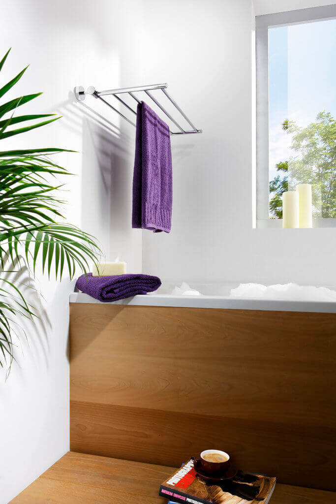 Klappbarer Badetuchhalter als Handtuchablage für die Wand im Bad: Der Badetuchhalter ist eine platzsparende Lösung.