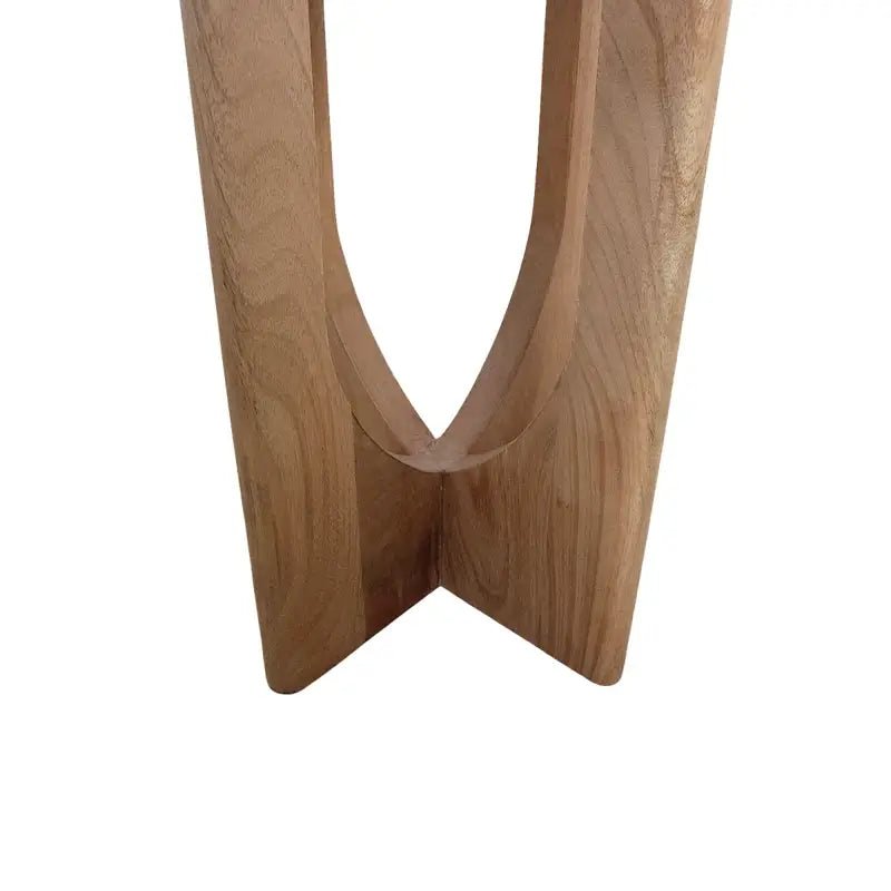 Detail des Holzgestells vom Beistelltisch Kuching – natürlich gemasertes Holz mit harmonischer Linienführung