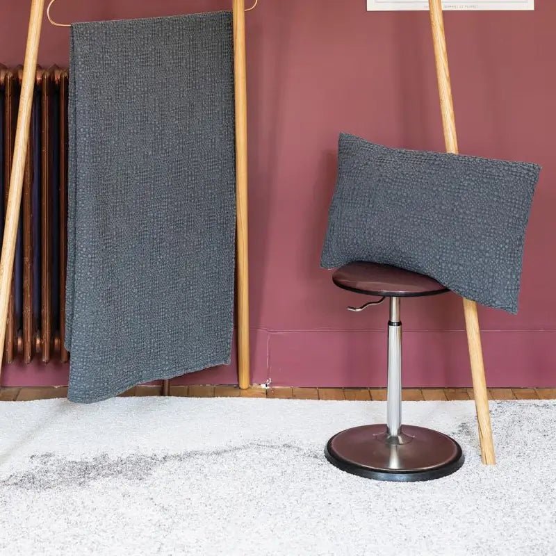 Wohnbeispiel: moderner Kurzflorteppich Abu als Deko im Wohnzimmer.