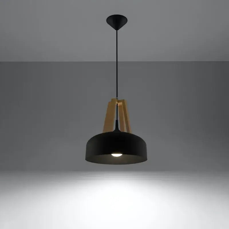 Eingeschaltete CASCO Hängelampe in Schwarz und Holz mit warmem, fokussiertem Lichtkegel – perfekt für Esstisch, Kücheninsel oder gemütliche Wohnbereiche