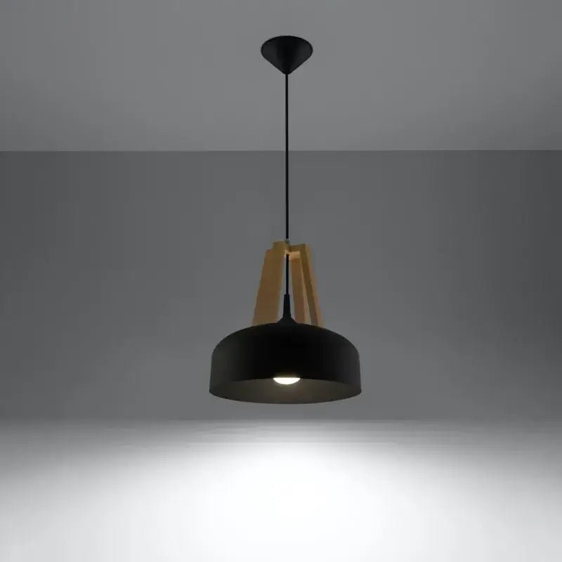 Eingeschaltete CASCO Hängelampe in Schwarz und Holz mit warmem, fokussiertem Lichtkegel – perfekt für Esstisch, Kücheninsel oder gemütliche Wohnbereiche