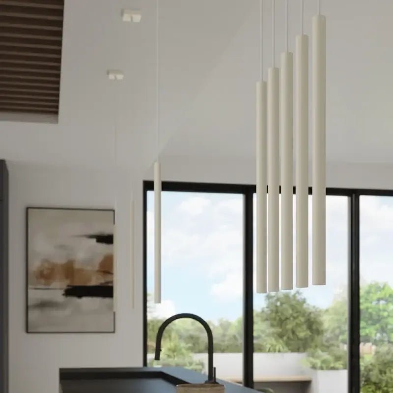 Moderne 3-flammige Pendelleuchte Pastello in Beige über Kücheninsel im stilvollen Wohnraum – zeitloses, minimalistisches Lichtdesign