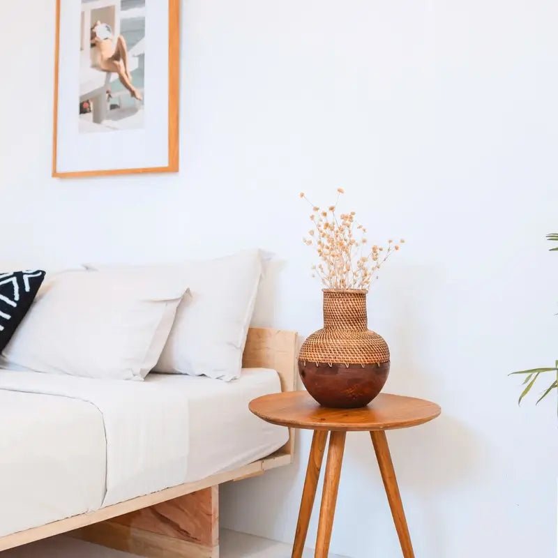 Rattan Vase Kamari als Deko im Schlafzimmer auf einem Holz-Beistelltisch