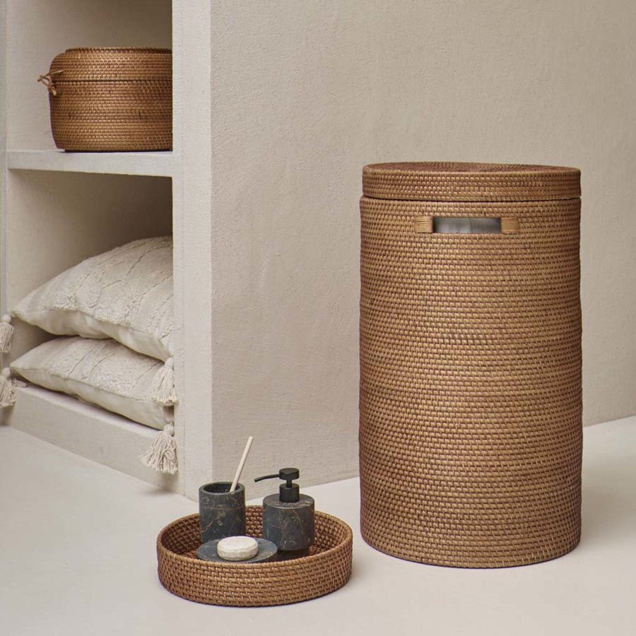 Rattan-Wäschebehälter mit Deckel in Ginger: Der geflochtene Wäschebehälter "Cino" von Aquanova in Ginger ist ein modernes und hochwertiges Badaccessoire.