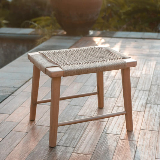 Hocker "Sunda" aus Massivholz: Der rechteckige Sitzhocker/Holzhocker mit Geflecht ist ein stilvoller Hocker.