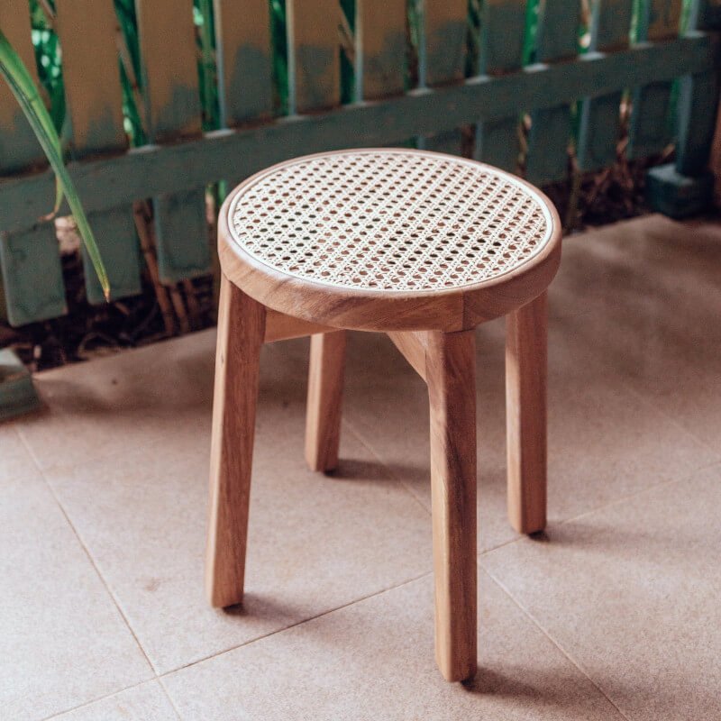 Runder Holzhocker "Caramin": Der Dekohocker/Sitzhocker mit Rattangeflecht ist ein stilvoller Hocker.