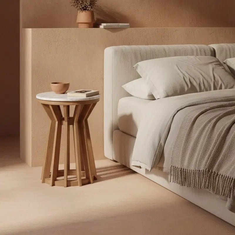 Runder kleiner Beistelltisch aus Mangoholz mit weißer Marmorplatte als Nachttisch neben dem Bett – modernes Design mit natürlicher Eleganz