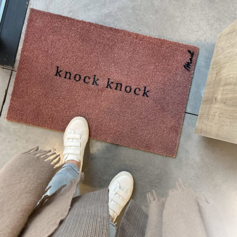 Moderner Türvorleger mit Schriftzug "Knock Knock" in Rosa, Modell Amira von Mad About Mats.