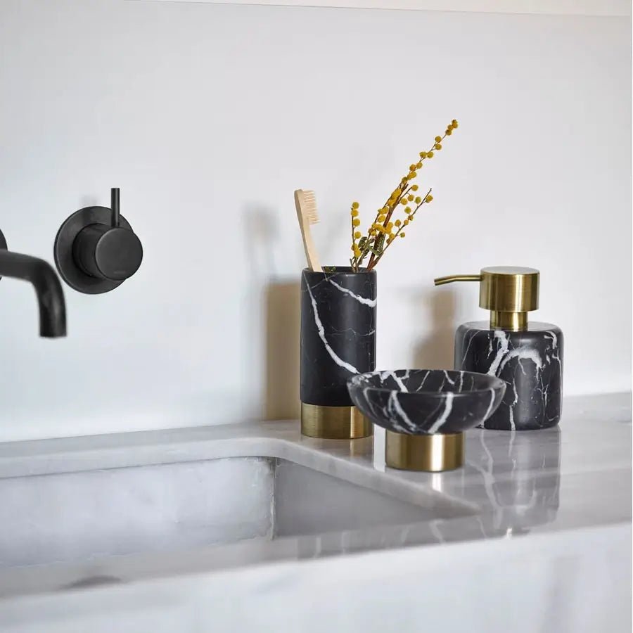Schwarze Marmor Badezimmeraccessoires Nero im luxuriösen Badezimmer – hochwertige Ausstattung