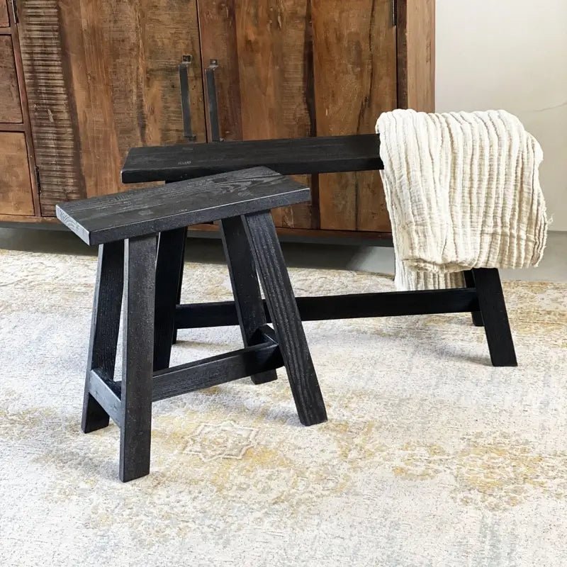 Schwarze Holzbank lang – schlichte Dekobank und Sitzbank aus Holz im zeitlosen Design