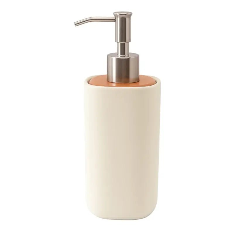 Seifenspender Oscar von Aquanova aus Keramik und Holz in Offwhite – elegantes Badaccessoire für Waschbecken und Gäste-WC