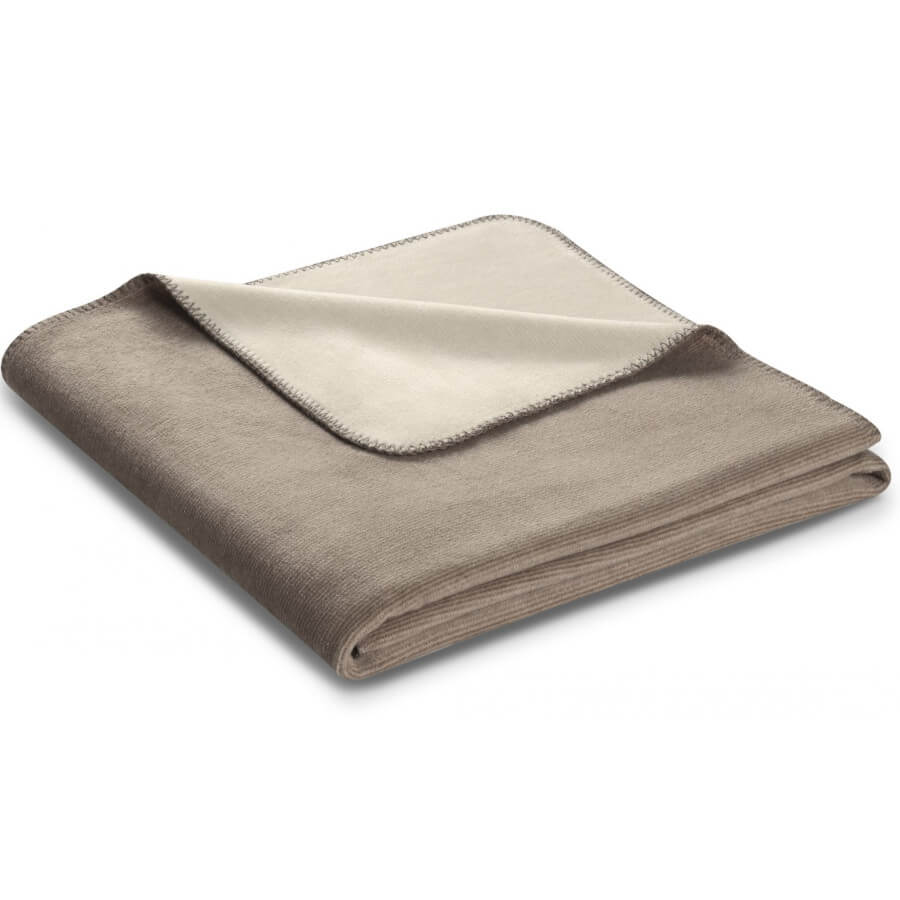 Natürliche, zweifarbige Wohndecke Doubleface Sand Natur von Biederlack für moderne Einrichtungen.