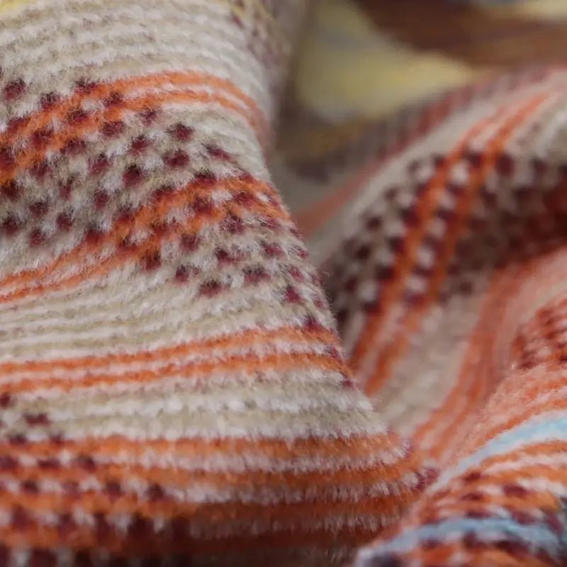 Detailaufnahme der Sofadecke Vibrance mit handvernähtem Häkelsaum und Zickzackmuster.