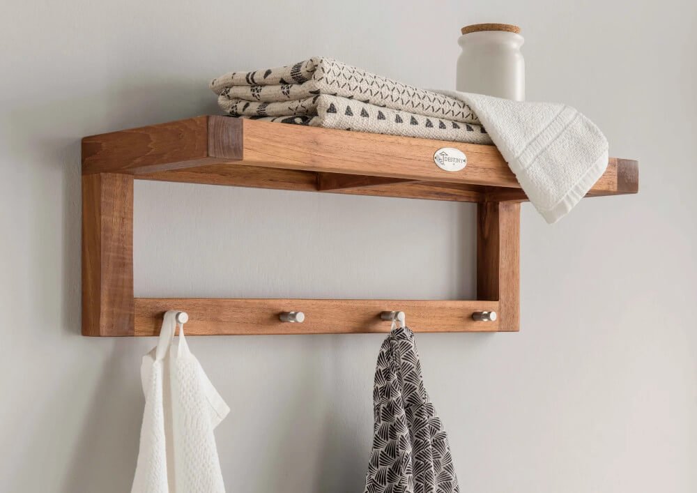 Wandregal mit Haken aus Teakholz: Das Wandbord "Spa" ist ein praktisches und stilvolles Badaccessoire.