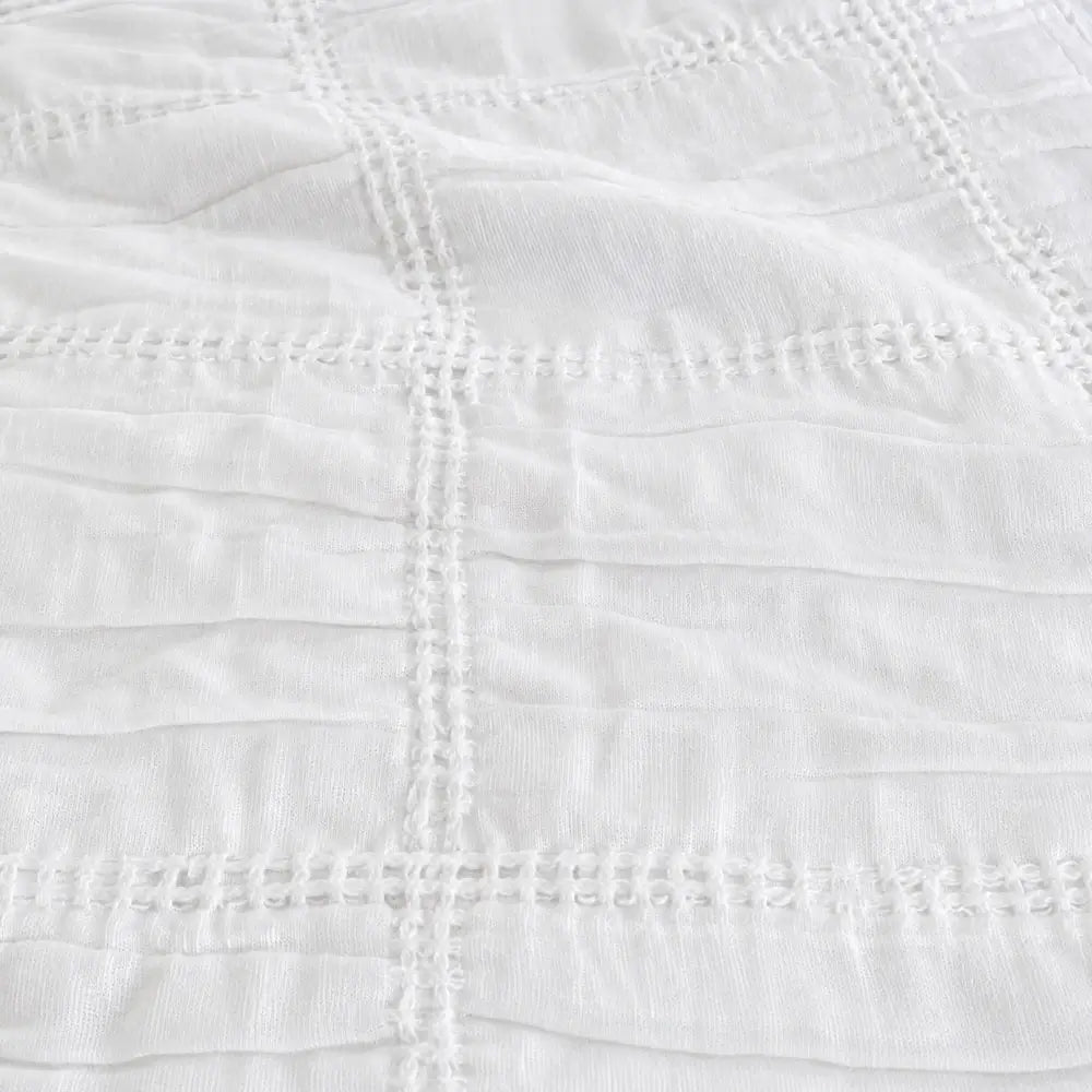 Weiße Bett-Tagesdecke Coast mit Hohlsaum und Carrés-Muster von Evelyn Kahle aus hochwertiger Baumwolle – elegant und zeitlos für Schlafzimmer und Wohnbereich.