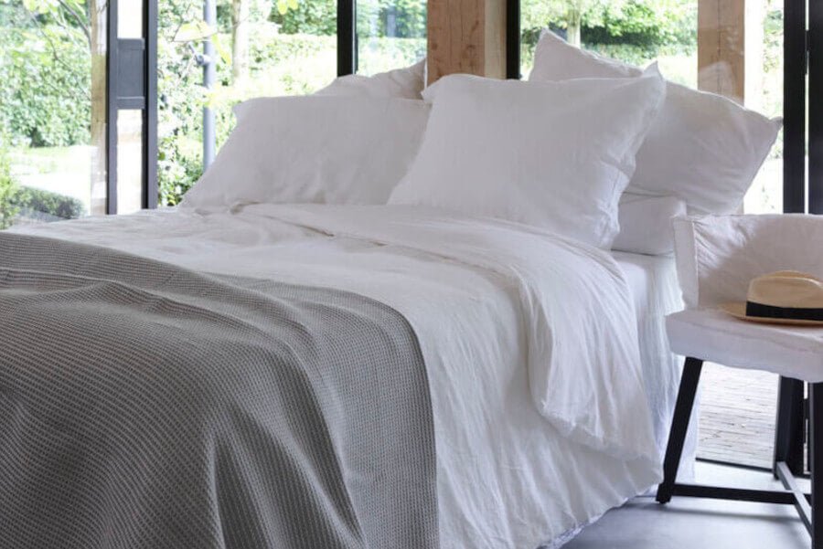 Zeitlose Eleganz in Weiß: Die edle Bettwäsche "Remy" von "Passion for Linen" aus Leinen-Perkal-Baumwolle in der Farbe "Weiß" ist eine klassische Wahl.
