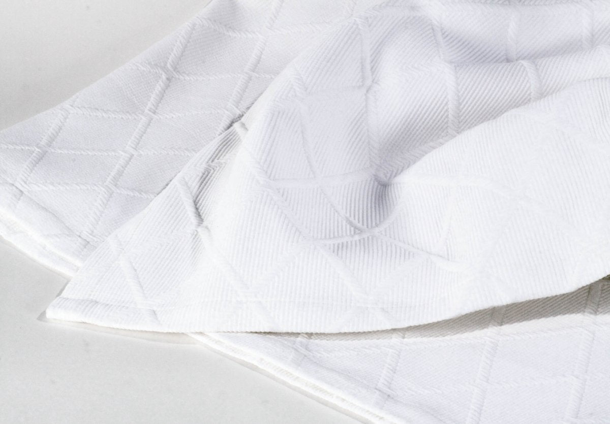 Perfekt für Ihr Doppelbett: Weiße Tagesdecke Vera mit Kissen und Rautenmuster von Evelyn Kahle: Die Tagesdecke ist die perfekte Ergänzung für Ihr Doppelbett.