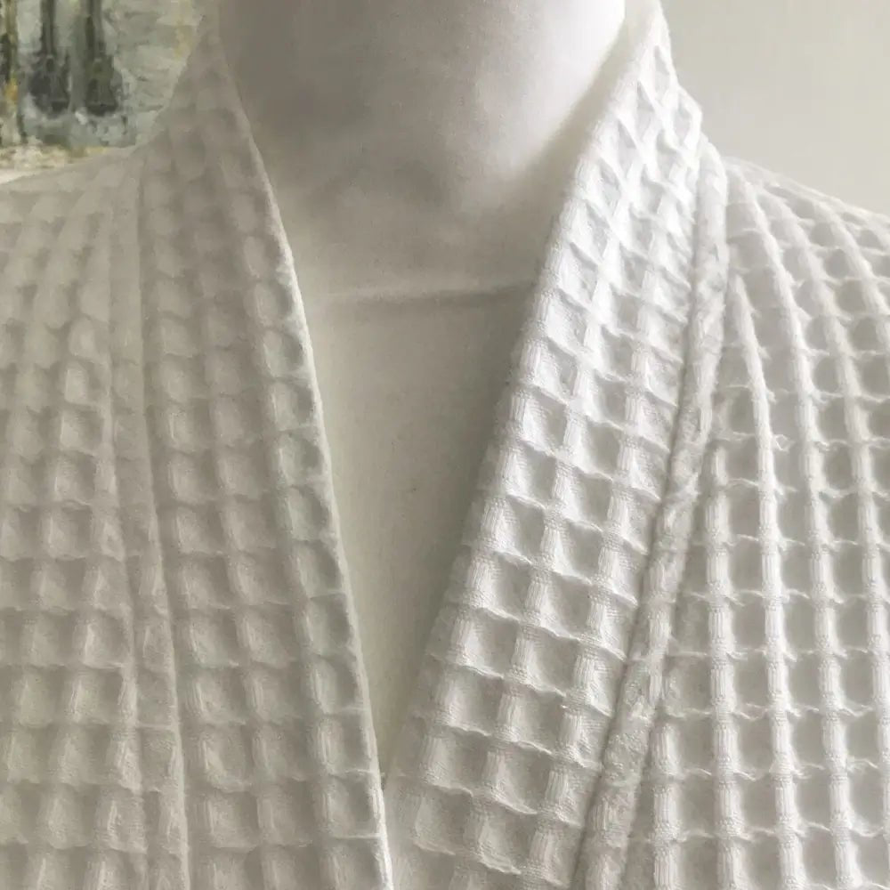 Weißer Unisex-Bademantel aus Baumwolle mit Waffelpique-Muster von Prima Kahle