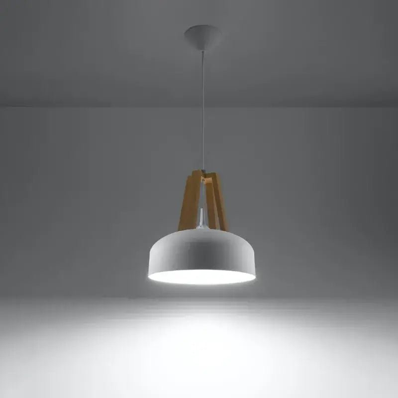 Eingeschaltete Hängelampe CASCO in Weiß und Holz, erzeugt warmes direktes Licht – perfekt als Pendelleuchte für Esstisch, Kücheninsel oder Leseecke