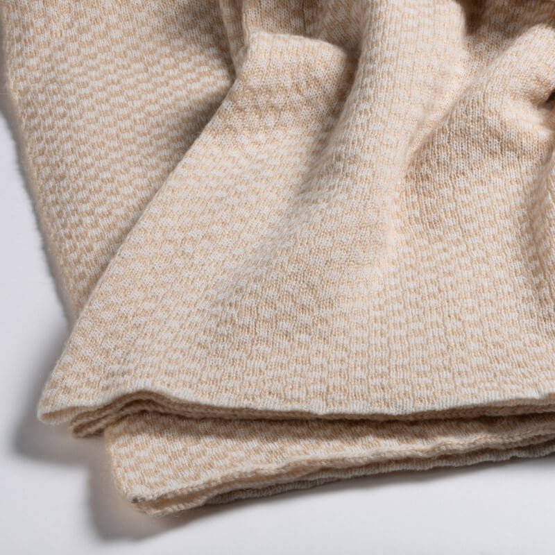 Wolldecke "Seina" von Evelyn Kahle: Das hochwertige gemusterte Plaid in Beige/Gelb ist eine stilvolle Decke.