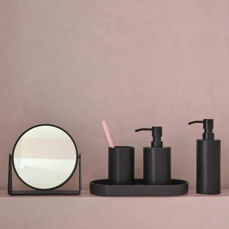 Schwarze Badaccessoires modern kombinieren